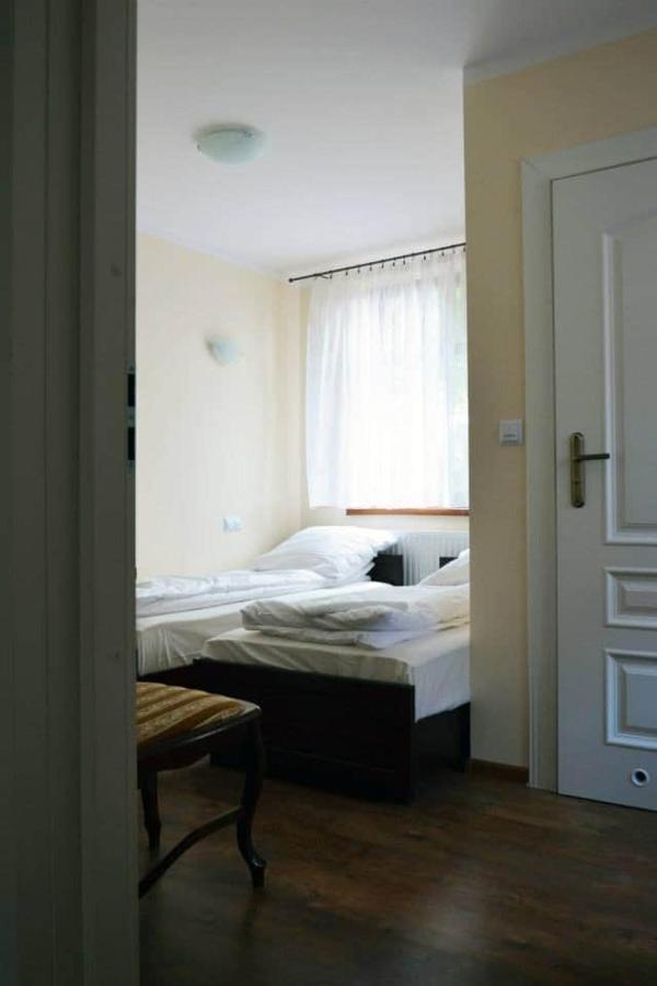 Pokoje Goscinne W Ratuszu Ogrodzieniec Exterior photo